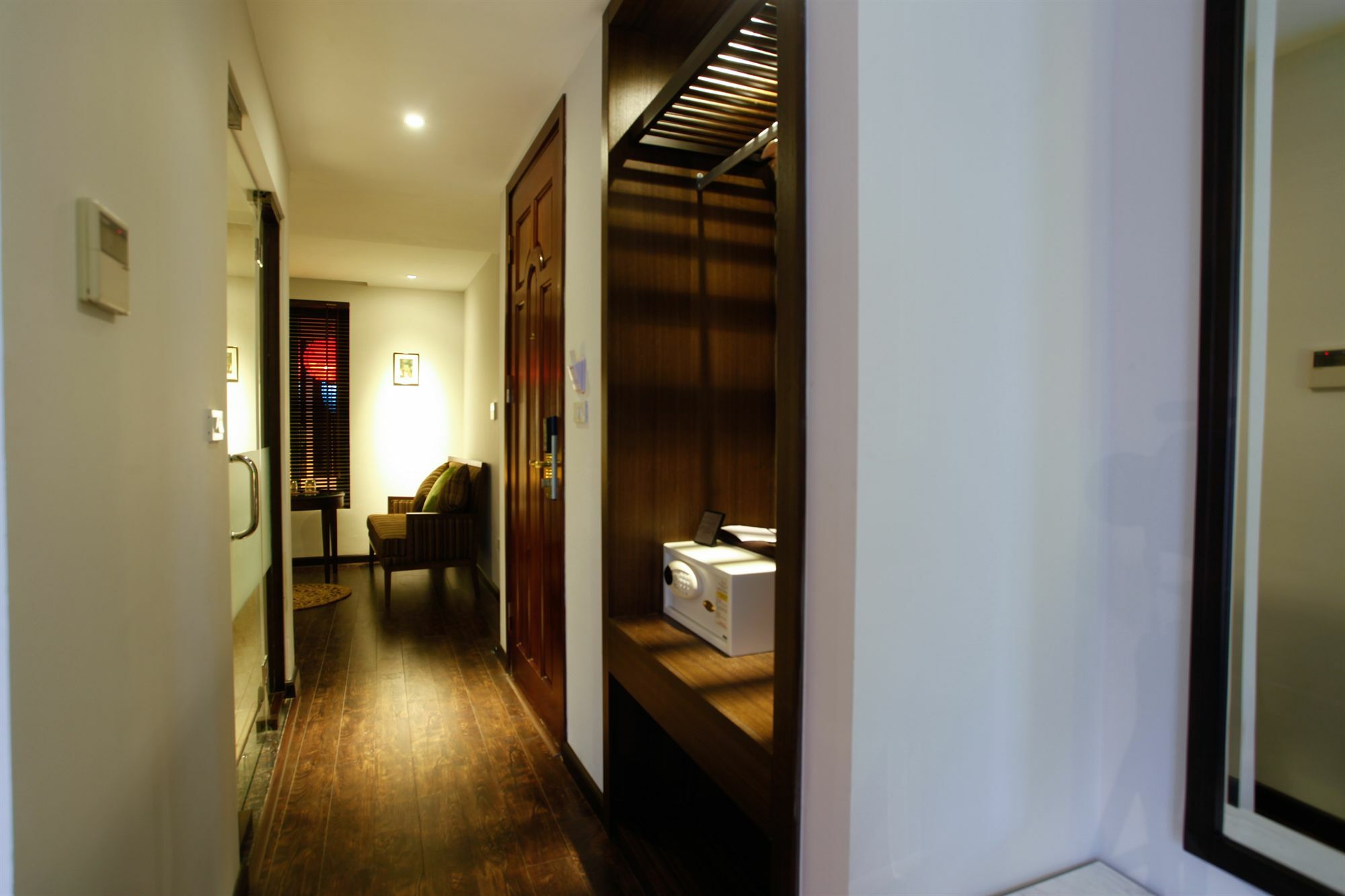 Essence Palace Khách sạn 3*