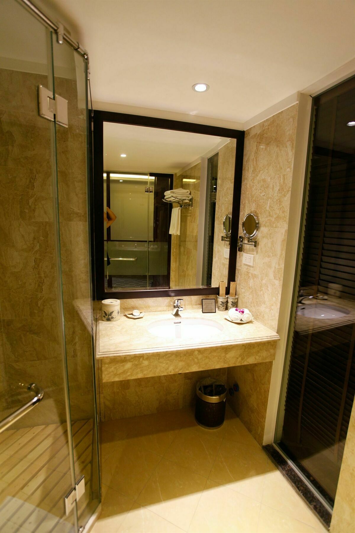 Khách sạn Essence Palace 3*