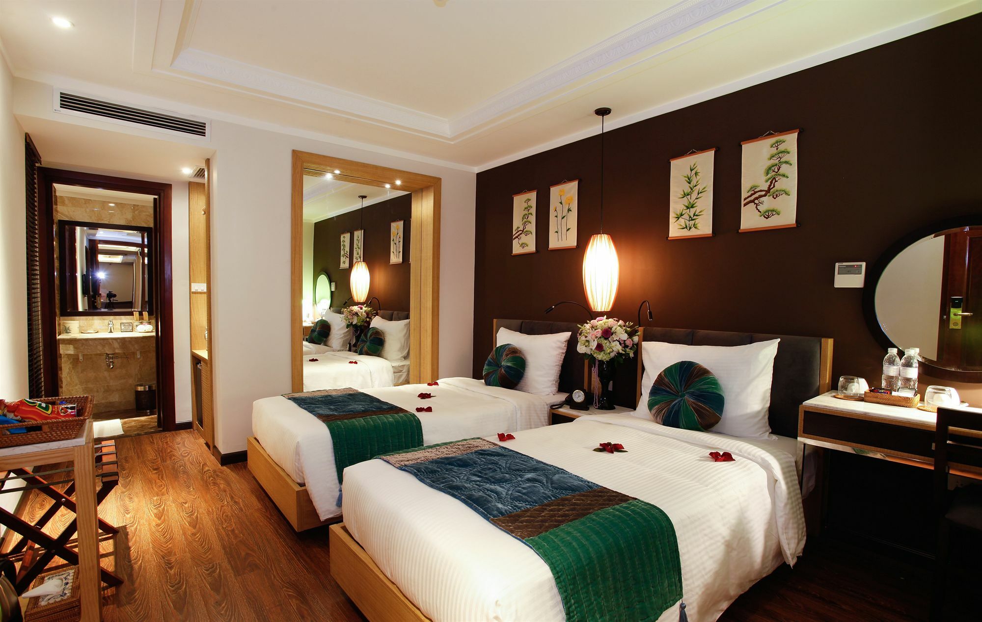 Essence Palace Khách sạn 3*